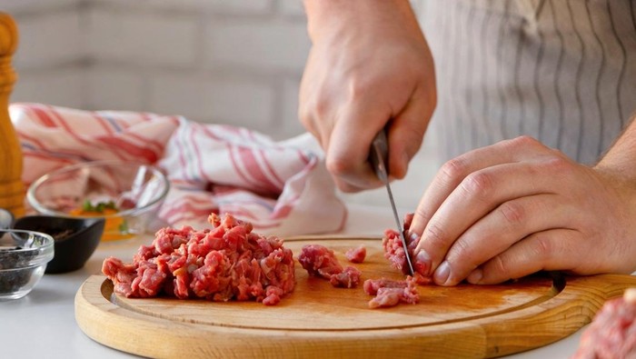 Sabun Aja Nggak Cukup, Ini 4 Cara Mudah Hilangkan Bau Daging Kambing di Tangan
