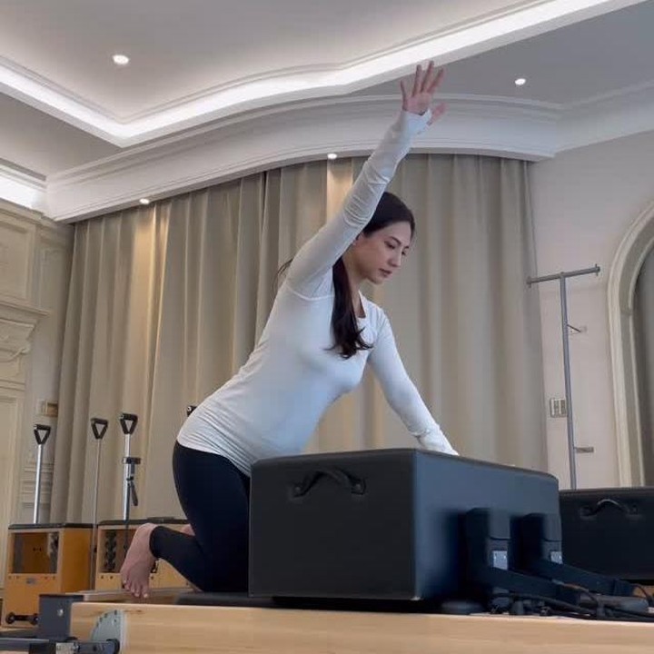 <p>Nadia tampak begitu luwes saat melakukan gerakan-gerakan yoga dan pilates. Sebelum hamil anak kedua, Nadia memang diketahui sudah rutin menjalani olahraga pilates untuk mendukung gaya hidup sehatnya. Aktivitas fisik ini tampaknya terus dirutinkan selama hamil anak kedua, namun dengan gerakan yang dimodifikasi sehingga aman untuk bumil. (Foto: Instagram @nadsap)</p>