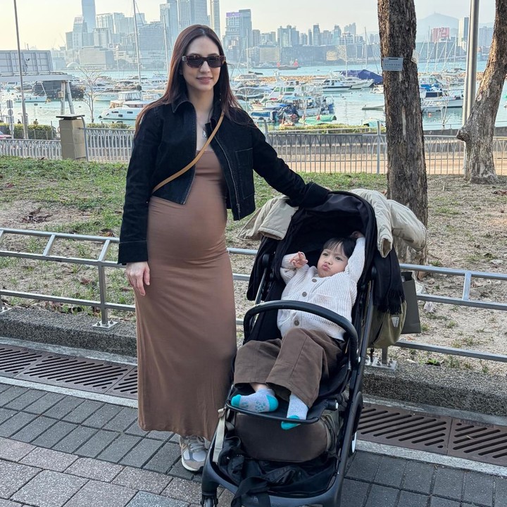 <p>Nadia Saphira resmi menikah dengan Mikael Mirdad pada tahun 2019. Dari pernikahan ini, Nadia dikaruniai seorang anak laki-laki bernama Maka, yang lahir pada Desember 2022. Sejak menikah dan memiliki anak, Nadia memutuskan rehat dari dunia akting. Saat ini, ia fokus menjalani peran sebagai istri dan calon Bunda dua anak. (Foto: Instagram @nadsap)</p>