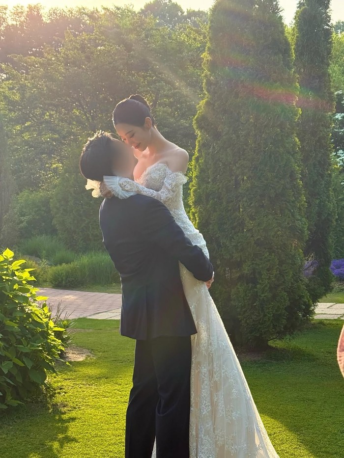 Keduanya berpose romantis di tengah gemilangnya mentari yang menyinari momen penuh kasih sayang mereka ketika mengenakan pakaian pengantin bewarna saling melengkapi hitam dan putih./ Foto: instagram.com/hi_jjeong2