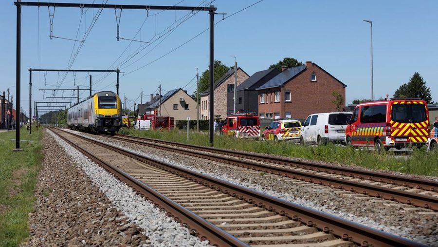 Kendaraan darurat beraksi di dekat letak kejadian di mana sebuah bus sekolah ditabrak kereta api di perlintasan sebidang nan menyebabkan banyak korban jiwa, dekat kota Buggenhout, Belgia, 26 Mei 2026.