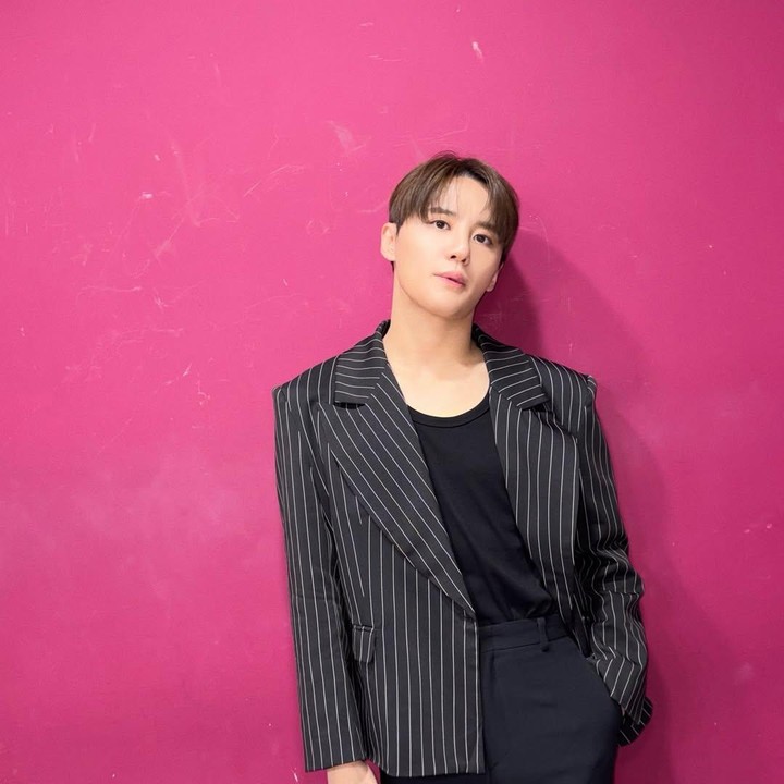 <p>Penyanyi Korea Selatan, Kim Junsu, memiliki kembar non-identik bernama Kim Junho. Sang kembaran awalnya seorang atlet bisbol, namun karena cedera ia beralih menjadi seorang penyanyi.&nbsp; (Foto: Instagram @xiaxiaxia1215</p>