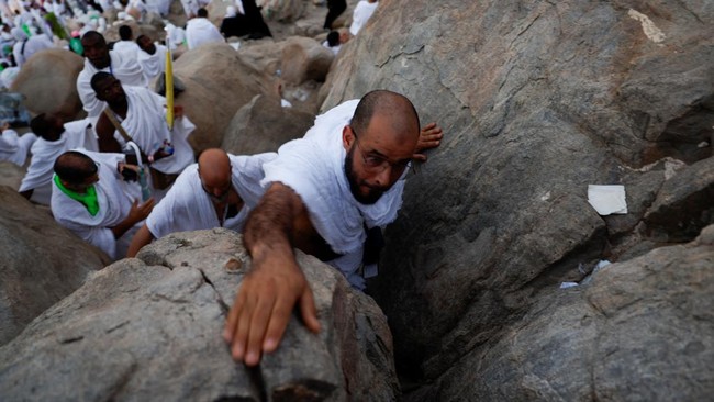 Muslim pilgrims gather at Mount of Mercy on the plain of Arafat as the sun rises during the annual hajj pilgrimage, outside the holy city of Mecca, Saudi Arabia, May 26, 2026. REUTERS/Ibraheem Abu Mustafa