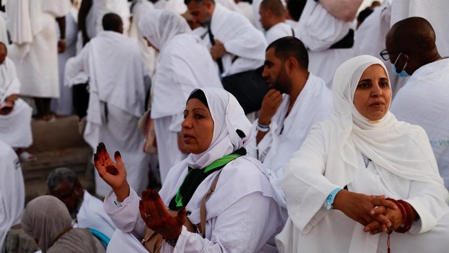 Muslim pilgrims gather at Mount of Mercy on the plain of Arafat as the sun rises during the annual hajj pilgrimage, outside the holy city of Mecca, Saudi Arabia, May 26, 2026. REUTERS/Ibraheem Abu Mustafa