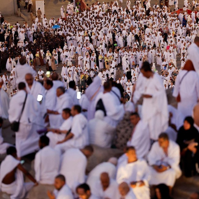 Muslim pilgrims gather at Mount of Mercy on the plain of Arafat as the sun rises during the annual hajj pilgrimage, outside the holy city of Mecca, Saudi Arabia, May 26, 2026. REUTERS/Ibraheem Abu Mustafa