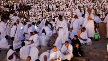 Muslim pilgrims gather at Mount of Mercy on the plain of Arafat as the sun rises during the annual hajj pilgrimage, outside the holy city of Mecca, Saudi Arabia, May 26, 2026. REUTERS/Ibraheem Abu Mustafa