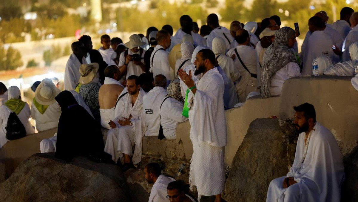 Muslim pilgrims gather at Mount of Mercy on the plain of Arafat during the annual hajj pilgrimage, outside the holy city of Mecca, Saudi Arabia, May 26, 2026. REUTERS/Ibraheem Abu Mustafa