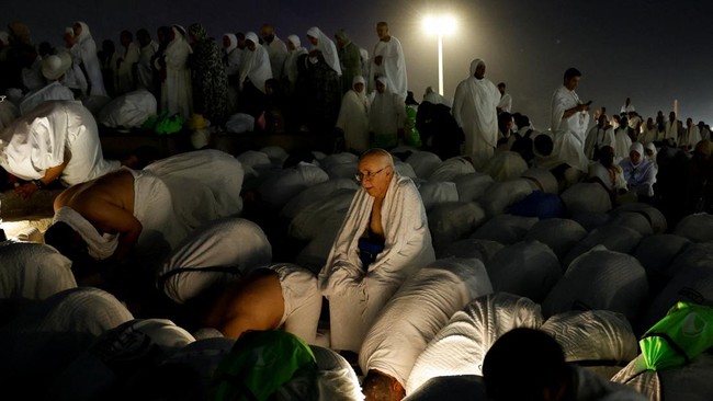 Muslim pilgrims gather at Mount of Mercy on the plain of Arafat during the annual hajj pilgrimage, outside the holy city of Mecca, Saudi Arabia, May 26, 2026. REUTERS/Ibraheem Abu Mustafa