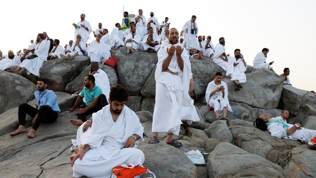 Muslim pilgrims gather at Mount of Mercy on the plain of Arafat as the sun rises during the annual hajj pilgrimage, outside the holy city of Mecca, Saudi Arabia, May 26, 2026. REUTERS/Ibraheem Abu Mustafa