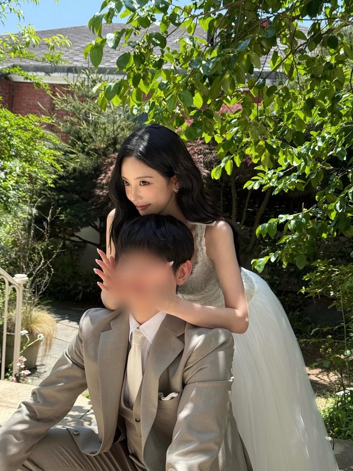 Melalui video vlog-nya di YouTube yang diunggah pada (24/4) lalu, Yoon Ha Jeong mengungkapkan bahwa dirinya mulai mengenal calon suaminya yang berjarak usia lebih tua 5 tahun tersebut sejak memasuki umur 23 tahun./ Foto: instagram.com/hi_jjeong2