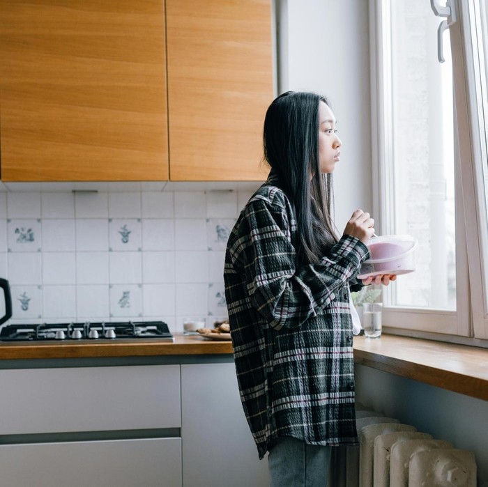 Orang yang homebody merasa nyaman sendiri di rumah. Ini adalah cara mereka mengisi energi