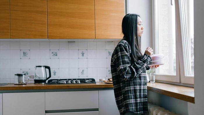 Orang yang homebody merasa nyaman sendiri di rumah. Ini adalah cara mereka mengisi energi