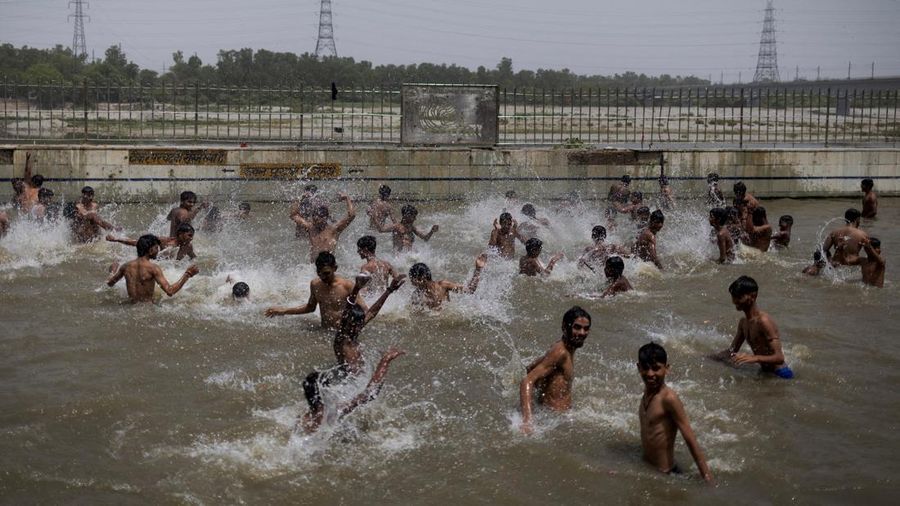 Orang-orang berenang di kolam renang umum pada hari musim panas nan terik di New Delhi, India, 25 Mei 2026. (REUTERS/Adnan Abidi)