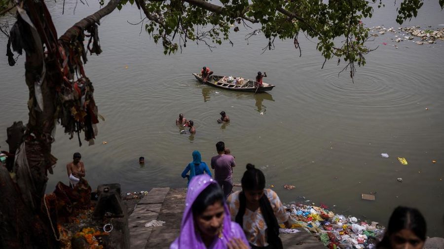 Orang-orang mandi di perairan sungai Yamuna pada hari musim panas nan terik di New Delhi, India, 25 Mei 2026.