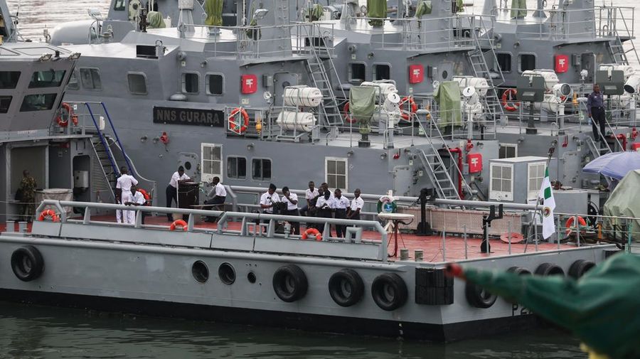 Para personil Angkatan Laut Nigeria berdiri di atas kapal angkatan laut selama latihan di luar pelabuhan nan menandai peringatan 70 tahun angkatan laut di sepanjang garis pantai Atlantik di Lagos, Nigeria, 25 Mei 2026.