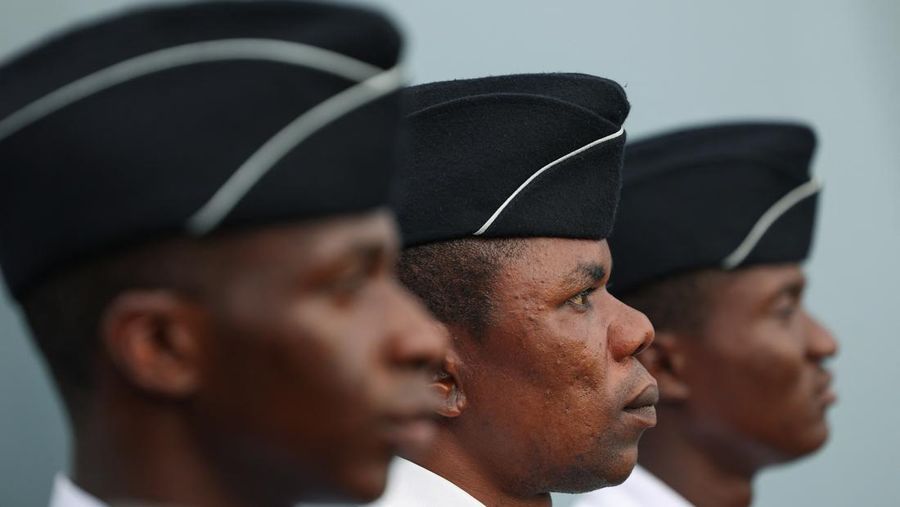 Para personil Angkatan Laut Nigeria berjaga di atas NNS Kada, kapal operasional terbesar angkatan laut, selama latihan di luar pelabuhan nan menandai peringatan 70 tahun angkatan laut di sepanjang garis pantai Atlantik di Lagos, Nigeria, 25 Mei 2026.