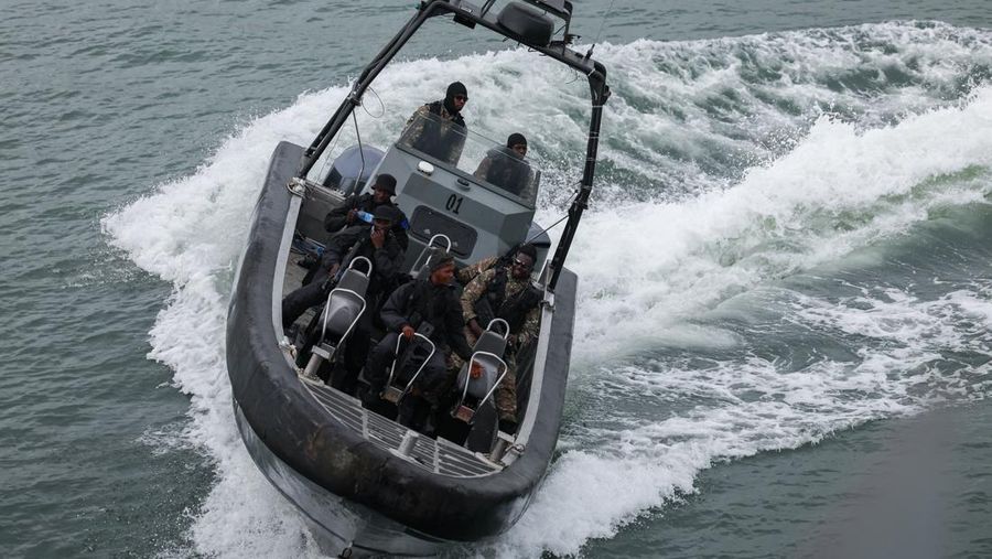 Para personil Satuan Perahu Khusus Angkatan Laut Nigeria melakukan latihan di samping NNS Kada, kapal operasional terbesar angkatan laut tersebut, selama latihan di luar pelabuhan nan menandai peringatan 70 tahun angkatan laut di sepanjang garis pantai Atlantik di Lagos, Nigeria, 25 Mei 2026.