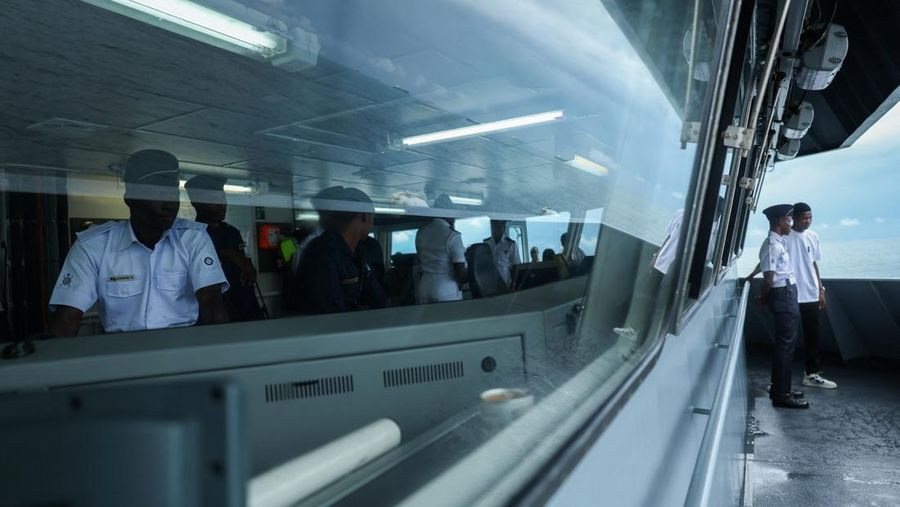 Para awak kapal mengemudikan NNS Kada milik Angkatan Laut Nigeria, kapal operasional terbesar angkatan laut tersebut, selama latihan di luar pelabuhan nan menandai peringatan 70 tahun angkatan laut di sepanjang garis pantai Atlantik di Lagos, Nigeria, 25 Mei 2026.
