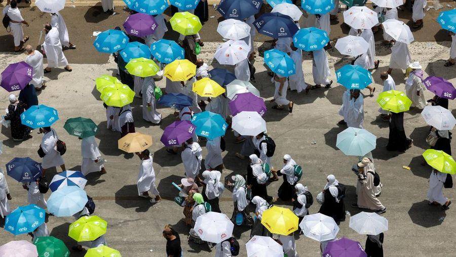 Para peziarah Muslim menggunakan payung untuk melindungi diri dari terik mentari setelah salat Zuhur di luar Masjid Nimrah di Dataran Arafat selama ibadah haji tahunan, di luar kota suci Mekah, Arab Saudi, 26 Mei 2026.