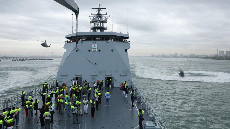 Para tamu menyaksikan personil Unit Penerbangan Angkatan Laut Nigeria dan Layanan Perahu Khusus melakukan latihan di samping NNS Kada, kapal operasional terbesar angkatan laut, selama latihan di luar pelabuhan nan menandai peringatan 70 tahun angkata