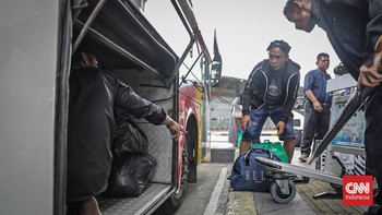 Terminal terbesar se-Asia Tenggara jtu tampak dipadati calon penumpang yang hendak menggunakan bus antarkota-provinsi untuk berpergian menjelang liburan Hari Raya Iduladha tepat pada Kamis (27/5). (CNN Indonesia/Febria Adha L)