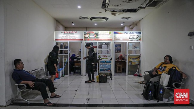 Terminal terbesar se-Asia Tenggara jtu tampak dipadati calon penumpang yang hendak menggunakan bus antarkota-provinsi untuk berpergian menjelang liburan Hari Raya Iduladha tepat pada Kamis (27/5). (CNN Indonesia/Febria Adha L)