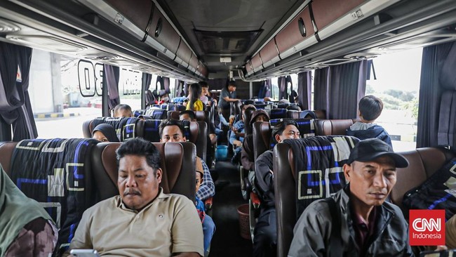 Terminal terbesar se-Asia Tenggara jtu tampak dipadati calon penumpang yang hendak menggunakan bus antarkota-provinsi untuk berpergian menjelang liburan Hari Raya Iduladha tepat pada Kamis (27/5). (CNN Indonesia/Febria Adha L)