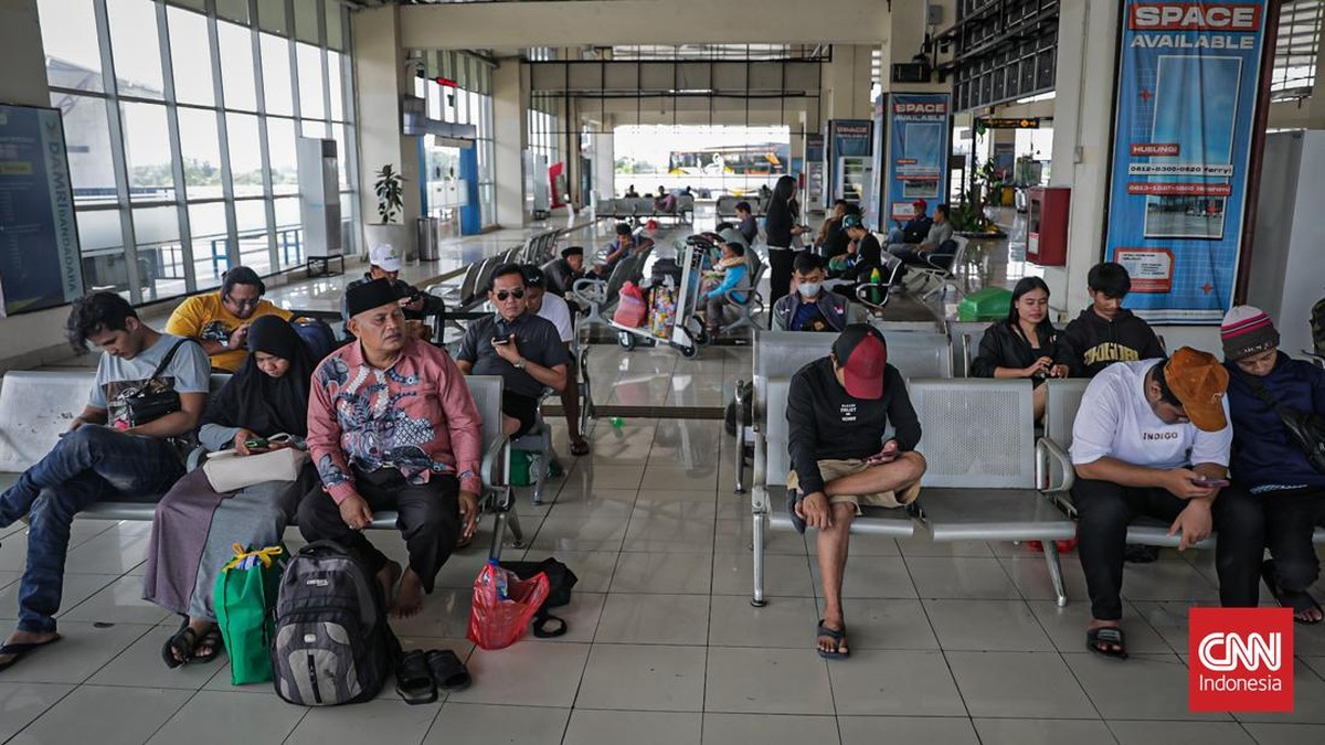 Terminal terbesar se-Asia Tenggara jtu tampak dipadati calon penumpang yang hendak menggunakan bus antarkota-provinsi untuk berpergian menjelang liburan Hari Raya Iduladha tepat pada Kamis (27/5). (CNN Indonesia/Febria Adha L)