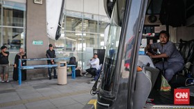 Terminal terbesar se-Asia Tenggara jtu tampak dipadati calon penumpang yang hendak menggunakan bus antarkota-provinsi untuk berpergian menjelang liburan Hari Raya Iduladha tepat pada Kamis (27/5). (CNN Indonesia/Febria Adha L)