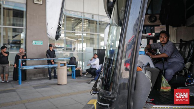 Terminal terbesar se-Asia Tenggara jtu tampak dipadati calon penumpang yang hendak menggunakan bus antarkota-provinsi untuk berpergian menjelang liburan Hari Raya Iduladha tepat pada Kamis (27/5). (CNN Indonesia/Febria Adha L)