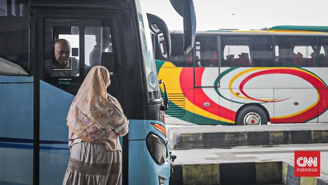 Terminal terbesar se-Asia Tenggara jtu tampak dipadati calon penumpang yang hendak menggunakan bus antarkota-provinsi untuk berpergian menjelang liburan Hari Raya Iduladha tepat pada Kamis (27/5). (CNN Indonesia/Febria Adha L)