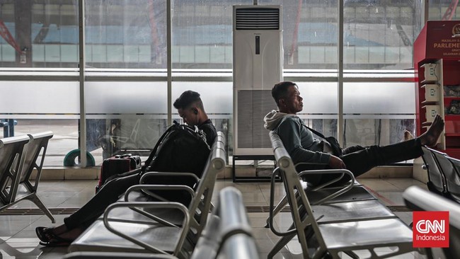 Terminal terbesar se-Asia Tenggara jtu tampak dipadati calon penumpang yang hendak menggunakan bus antarkota-provinsi untuk berpergian menjelang liburan Hari Raya Iduladha tepat pada Kamis (27/5). (CNN Indonesia/Febria Adha L)