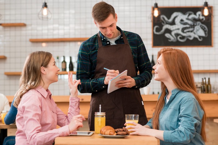 Kebiasaan menyebalkan pengunjung restoran juga adalah terlalu banyak meminta perubahan pada makanan yang dipesannya.