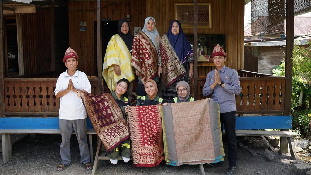 Kisah Usaha Tenun Songket Mak De, Bertumbuh Lewat CSR PetroChina