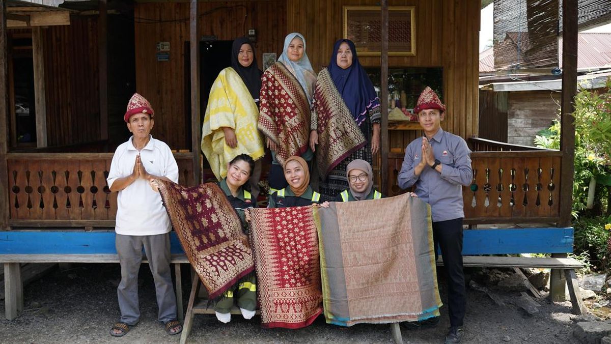Kisah Usaha Tenun Songket Mak De, Bertumbuh Lewat CSR PetroChina