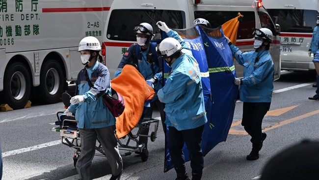 Person is taken on a stretcher to an ambulance by paramedics at the Ginza 6 Shopping Center in Tokyo on May 25, 2026, after an individual allegedly sprayed a substance in the area. Around 20 people were injured in an incident in central Tokyo where a