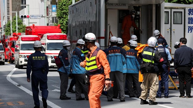 Emergency services workers operate in front of the Ginza Six shopping complex, after an irritant was sprayed by an unknown person, in Tokyo, Japan, May 25, 2026. REUTERS/Issei Kato
