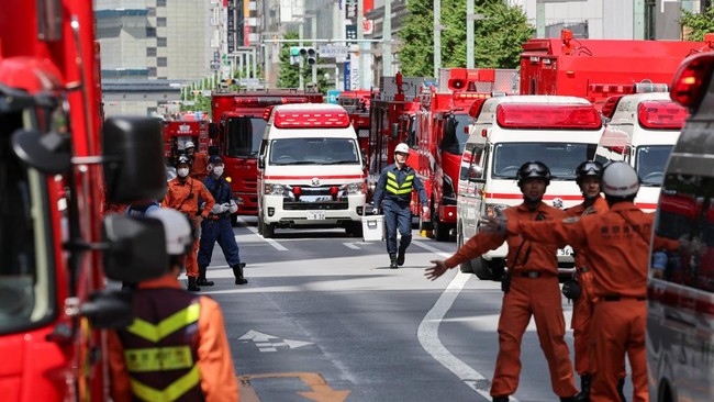 Emergency services workers operate in front of the Ginza Six shopping complex, after an irritant was sprayed by an unknown person, in Tokyo, Japan, May 25, 2026. REUTERS/Issei Kato