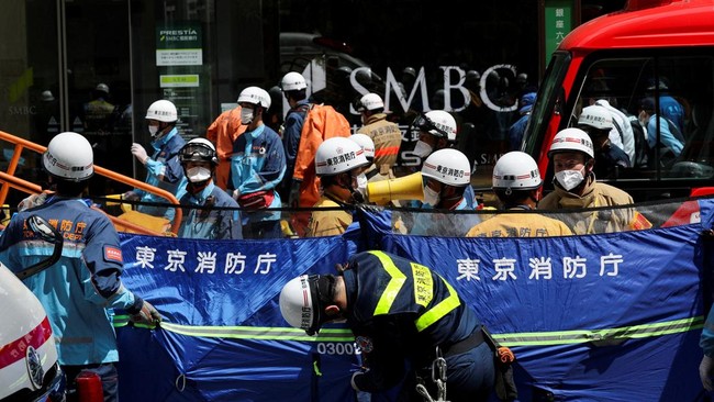 Emergency services workers gather in front of the Ginza Six shopping complex, after an irritant was sprayed by an unknown person, in Tokyo, Japan May 25, 2026. REUTERS/Issei Kato     TPX IMAGES OF THE DAY