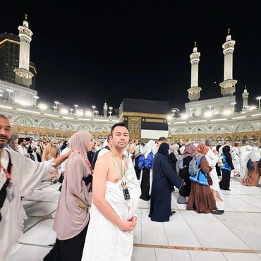 Rasa Syukur Raffi Ahmad Bisa Salat Dekat Pintu Ka'bah hingga Cium Hajar Aswad
