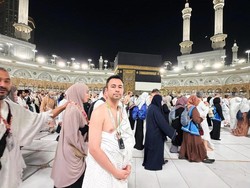 Rasa Syukur Raffi Ahmad Bisa Salat Dekat Pintu Ka'bah hingga Cium Hajar Aswad