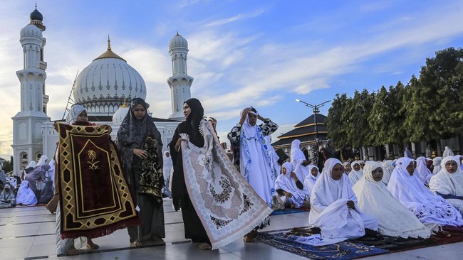 Jamaah Tarekat Syattariah bersiap melaksanakan shalat Idul Adha 1447 Hijriah di halaman Masjid Syaikhuna Habib Muda Seunagan, Desa Peuleukung, Seunagan Timur, Nagan Raya, Aceh, Selasa (26/5/2026). Ribuan jamaah Tarekat Syattariah di daerah itu melaks