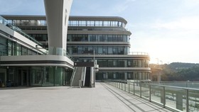 Stasiun Chongqing East Railway di China, stasiun kereta terbesar di dunia.