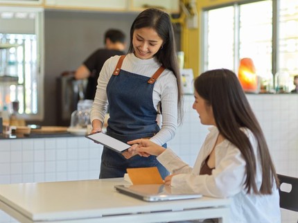 Tanpa Sadar, 9 Kebiasaan Orang yang Mengganggu saat Pesan Makanan di Restoran