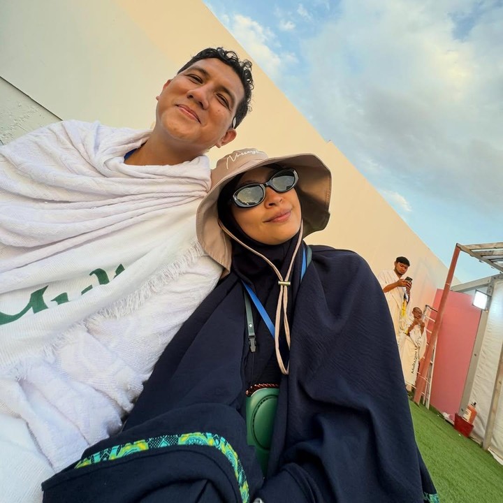 <p>Tantri Kotak dan suaminya Hatna Danarda atau Arda Naff menjalani ibadah Haji pada tahun 2024. Dalam unggahan di Instagram, Tantri mengunggah fotonya saat menjalani wukuf di Arafah, Bunda. Tantri juga mengungkap kerinduannya untuk kembali ke Tanah Suci. "Rindu terberat adalah rindu pada Arafah. Saat Allah SWT begitu dekat dengan hamba-hamba-Nya yang sedang berhaji, dan doa-doa dipanjatkan dengan penuh harap. <em>MasyaAllah</em>, semua doa-doaku dua tahun lalu satu per satu Allah ijabah. Allah Maha Besar. Untuk kita yang sedang tidak melaksanakan haji, mari bermunajat dan memperbanyak doa. Mintalah segala sesuatu kepada Allah Ta&rsquo;ala," ungkap Tantri. (Foto: Instagram @armandmaulana04)</p>
