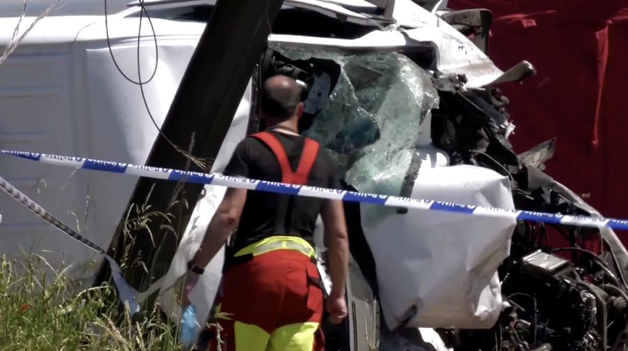 Tim penyelamat memandang bus sekolah nan rusak usai tertabrak kereta di sebuah perlintasan rel di wilayah Flanders utara, Beglia Selasa (26/5/2026) pagi waktu setempat.