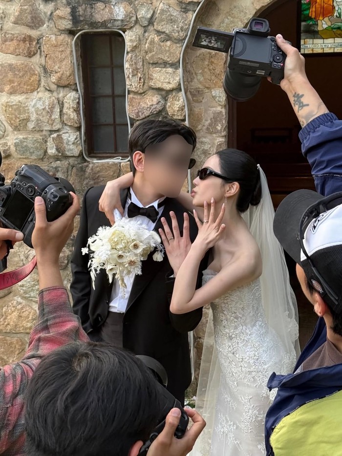 Yoon Ha Jeong menyadari ketulusan cinta sang calon suami tak lama setelah penampilannya di Single's Inferno 3' berakhir pada tahun 2023 silam. Di tengah usahanya menemukan jodoh, sang calon suami tetap setia ada di dekatnya./ Foto: instagam.com/hi_jjeong2