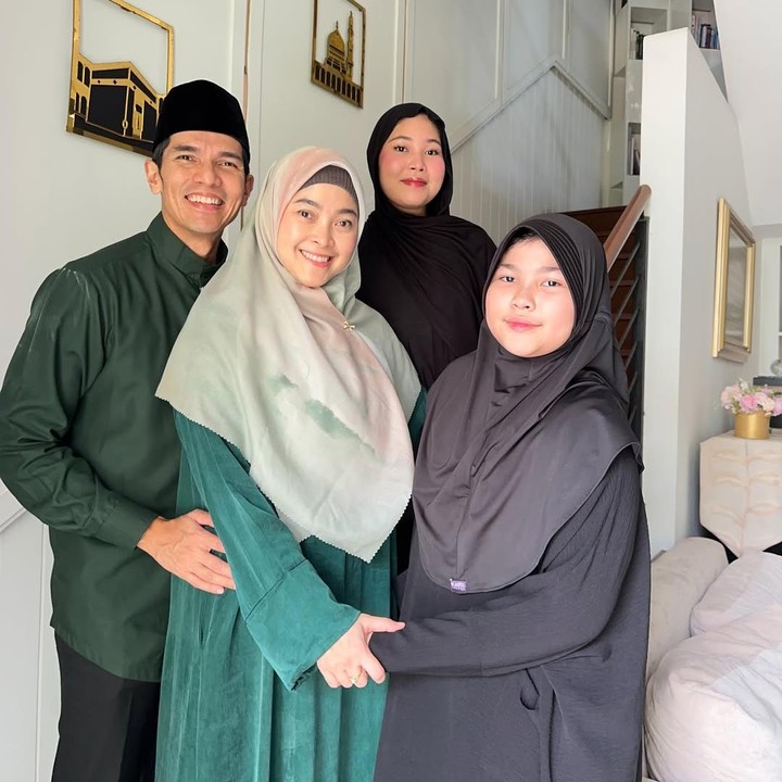 <p>Adrian Maulana merayakan Idul Adha tahun ini sebagai pengingat bahwa keluarga adalah rumah yang paling menenangkan. &ldquo;Di tengah dunia yang terus mengajarkan untuk mengejar lebih, momen bersama keluarga justru mengingatkan saya bahwa: Rumah yang hangat, ada tawa, meja makan yang penuh cerita, dan hati yang masih bisa bersyukur&hellip;ternyata itulah nikmat yang paling menenangkan,&rdquo; tulis Adrian, dikutip dari laman Instagram <em>@adrianmaulana.&nbsp;</em>(Foto: Instagram @adrianmaulana)</p>