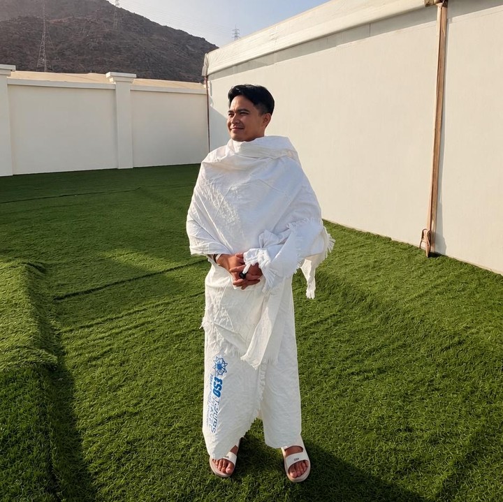 <p>Aktor Aiman Ricky juga merayakan Idul Adha di Tanah Suci. Dalam unggahan di Instagram, ia mengungkap rasa syukurnya yang akhirnya bisa menjalani ibadah haji. &ldquo;MasyaAllah, ternyata doa di Arafah ini makbul. Tepat 4 tahun yang lalu doa bersama ustadz agar bisa haji bersama caranya Allah yang tentukan dan masya Allah sekarang kami diundang Allah dengan cara yang bisa kami lakukan untuk melayani tamu Allah, dr sadi sebagai medis, ust sebagai pembimbing ibadah, dan aku sebagai petugas,&rdquo; tulis Aiman, dikutip dari laman Instagram <em>@aimanrickyy,</em> Rabu (27/5/2026).&nbsp;(Foto: Instagram @aimanrickyy)</p>