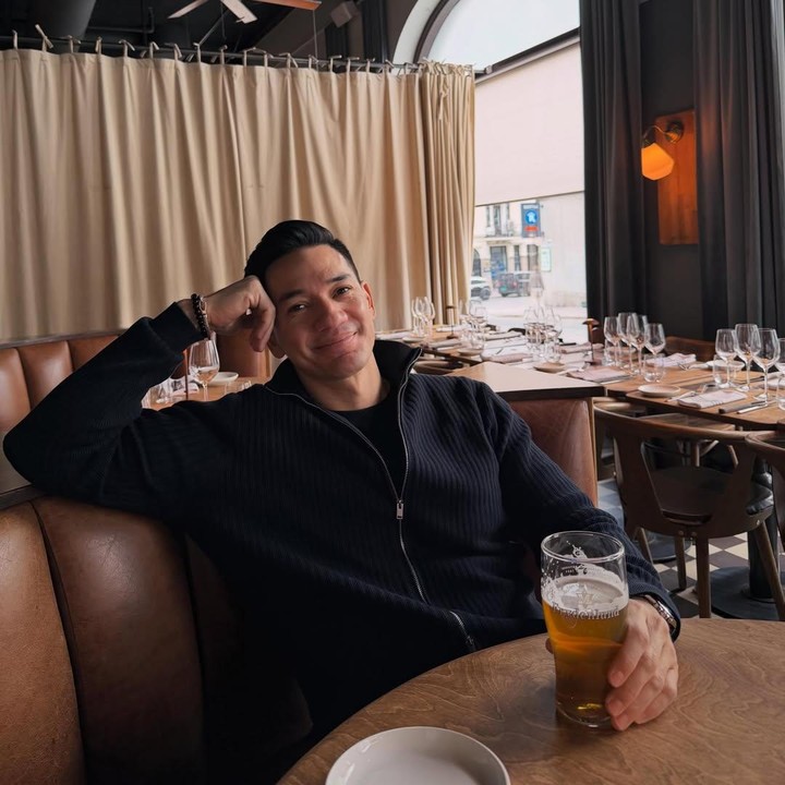 <p>Pasangan artis yang satu ini diketahui tengah berada di Norwegia. Bukan tanpa alasan, liburan ini ditujukan untuk merayakan ulang tahun pernikahan yang ke-20. Momen tersebut dibagikan langsung oleh Andrew melalui beberapa foto yang diunggah di akun Instagram pribadinya. Ia pun menuliskan kata-kata menyentuh untuk sang istri. (Foto: Instagram @andrew.white._)</p>